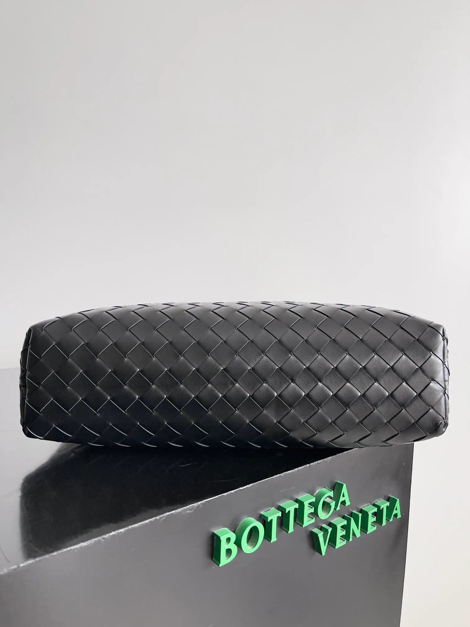 Batch 2520 BOTTEGA VENETA Bottega Veneta's 2025 new men's Intrecciato woven soft briefcase, the advanced version of the briefcase is officially launched. The classic calfskin weave has a gentle and generous style, which not only reduces the seriousness of work but also reflects taste. The large-capacity design takes into account the need of many men to go out to work, reducing the trouble of carrying multiple bags when going out. Small items such as computers and pens are all stored at once. The bag body is equipped with detachable shoulder straps on both sides, so one bag can be carried multiple times, reducing the burden on shoulders. Style number: 815783 Size: 39*33.5*8.5cm